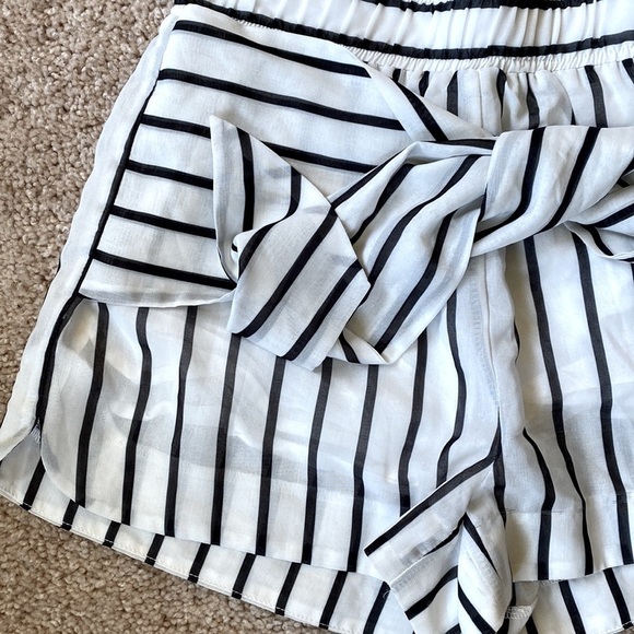 J.O.A. Los Angeles Tie Front Shorts - Picture 3 of 8